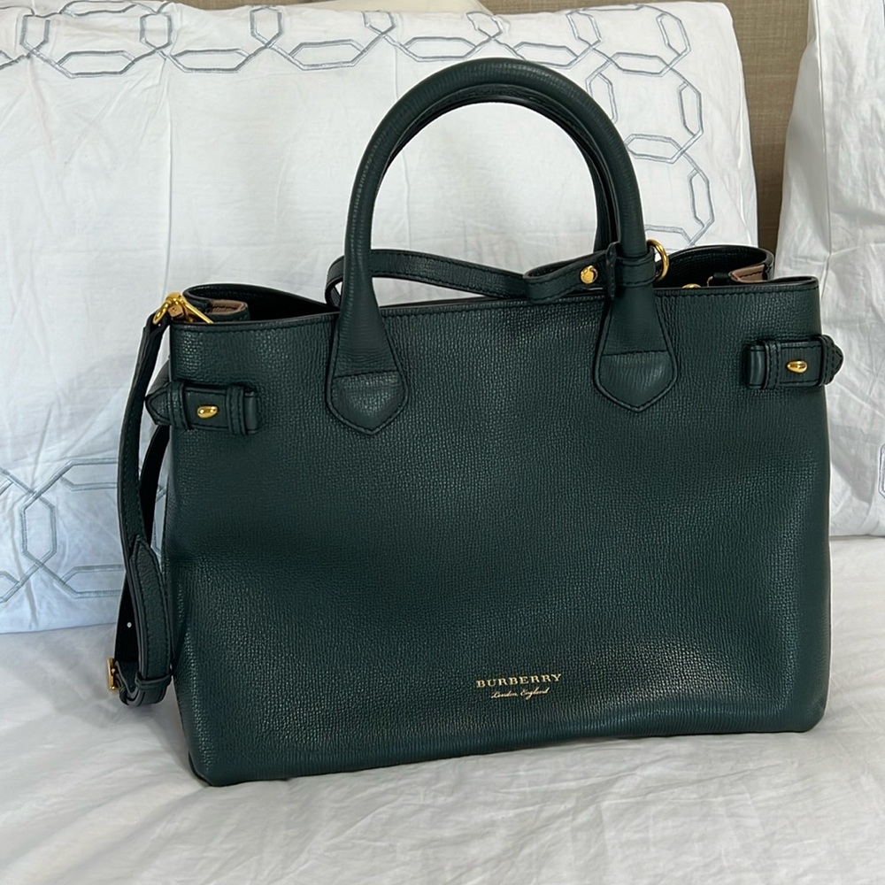 💚 BURBBERY BAG TO CARRY OR CROSSBODY 💚